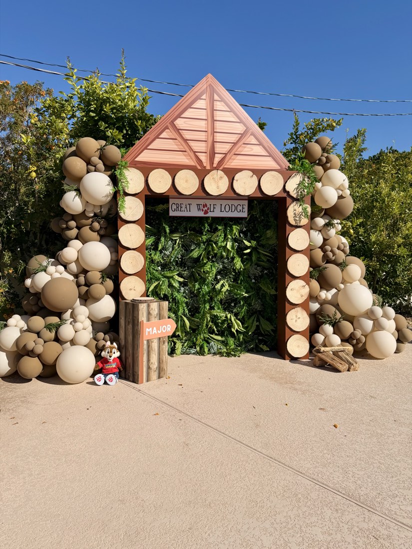 Great Wolf Lodge branded entrance arch balloon installation by AZ Party Co.